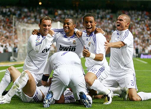 湖人板凳哑火半场仅得7分，马刺三大板凳合砍29分压制湖人（湖人替补熄火半场仅7分，马刺三替补合力轰29分占上风）