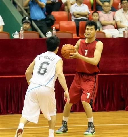 中超球队阵容分析：武汉三镇阵容变化,（中超观察：武汉三镇阵容变动全解析）